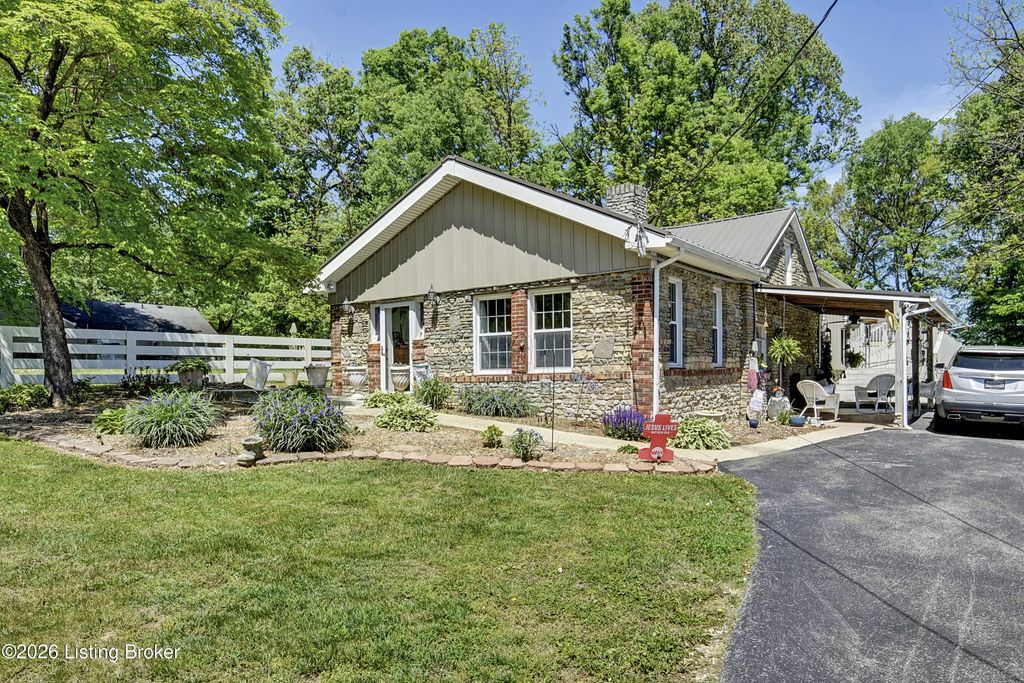 5217 Maple Spring Dr, Louisville