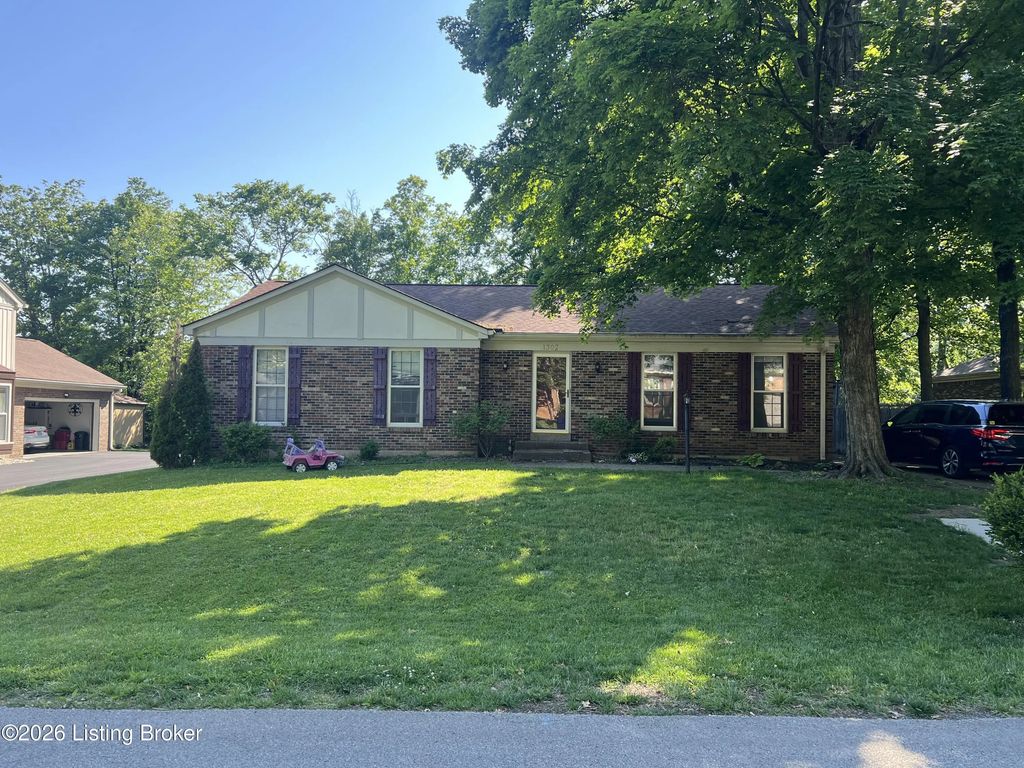 1302 Pollitt Ct, Louisville