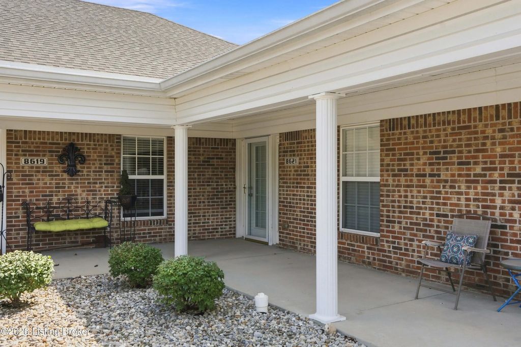 8621 Applegate Village Dr, Louisville