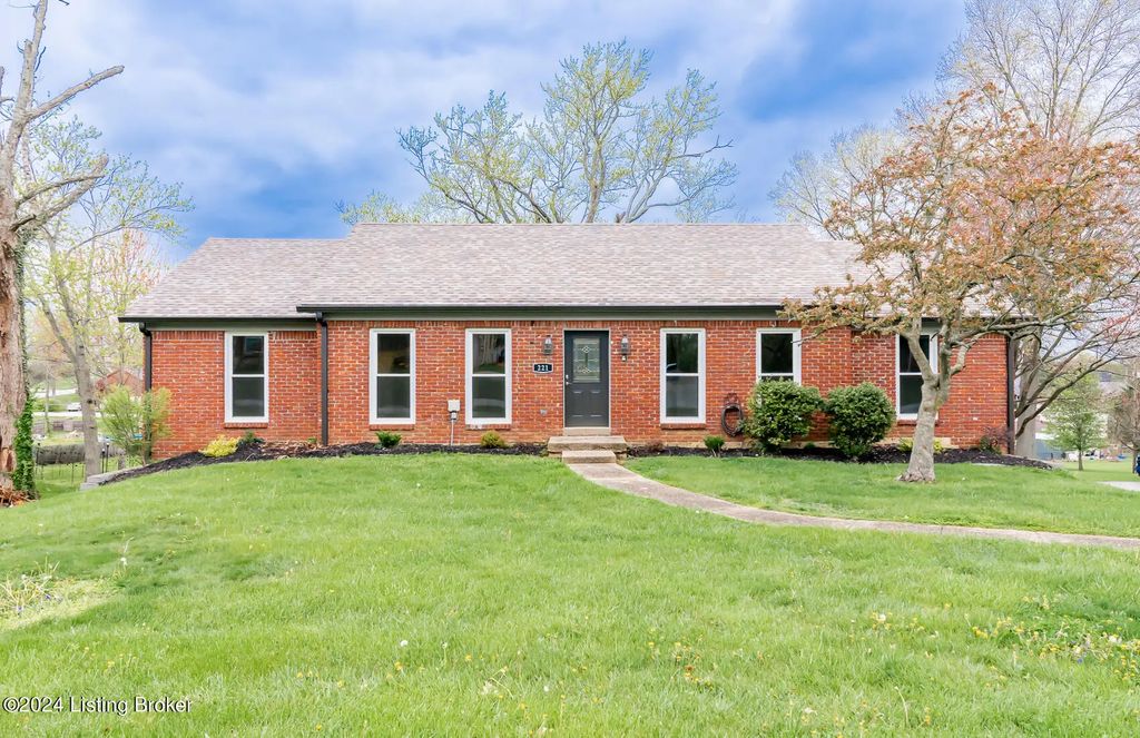 221 Hillview Dr, Shelbyville