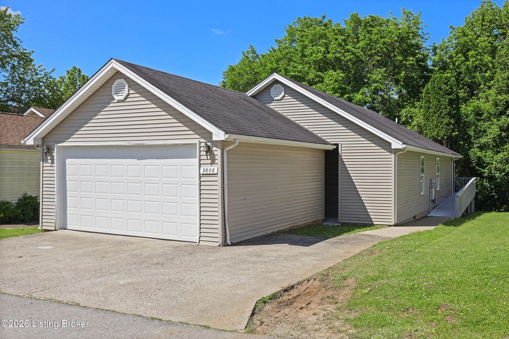 9808 Williamsborough Ln, Louisville