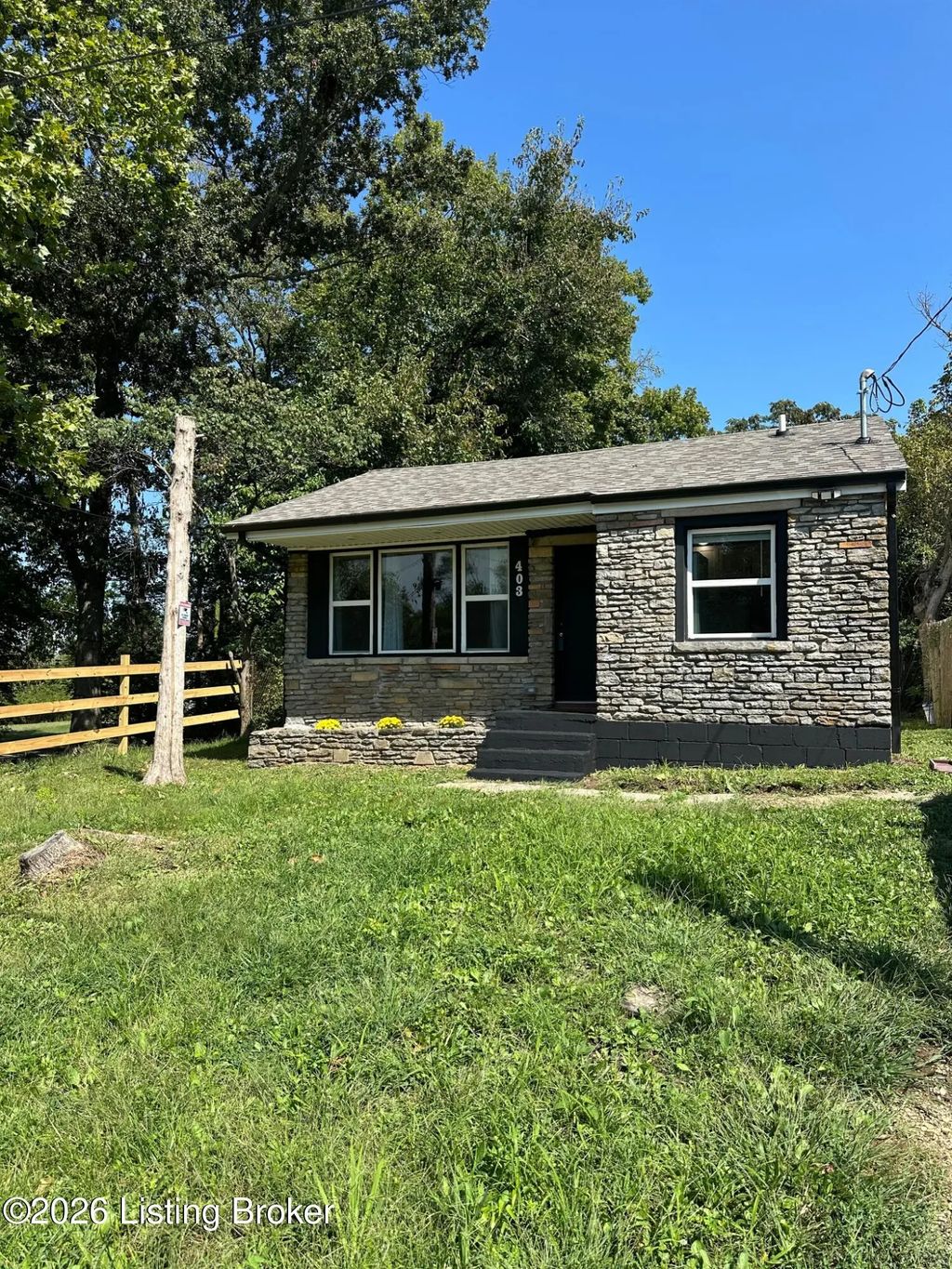 403 Maple Ct, La Grange