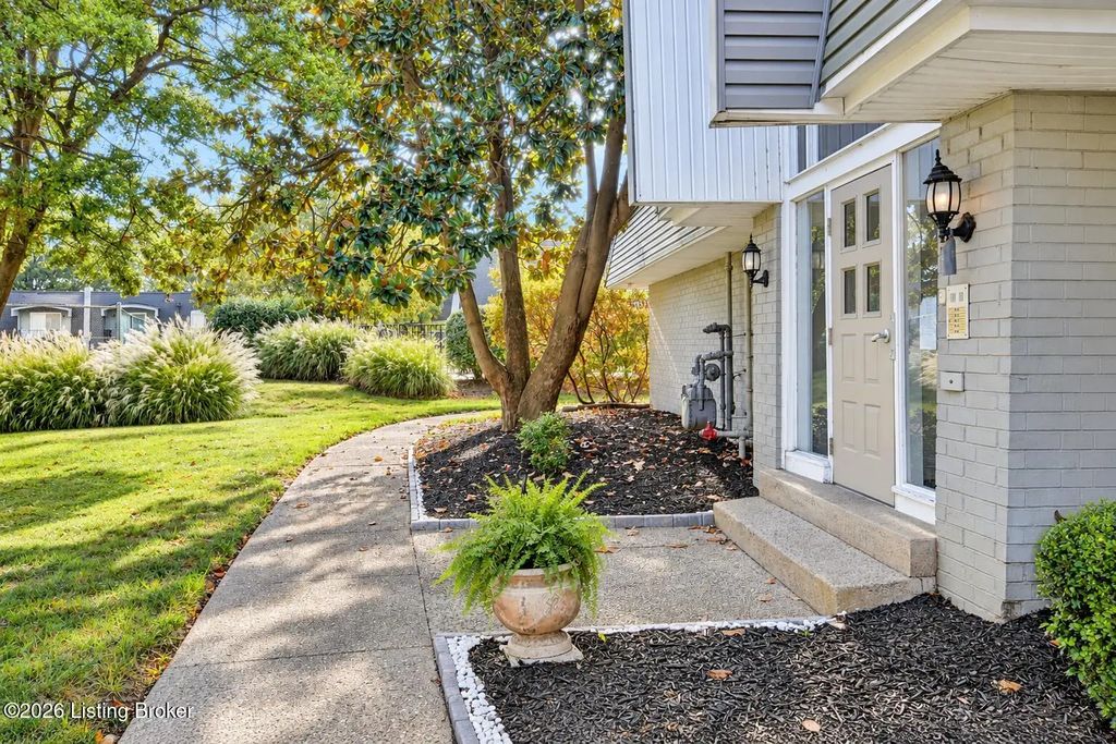 819 La Fontenay Ct, Louisville