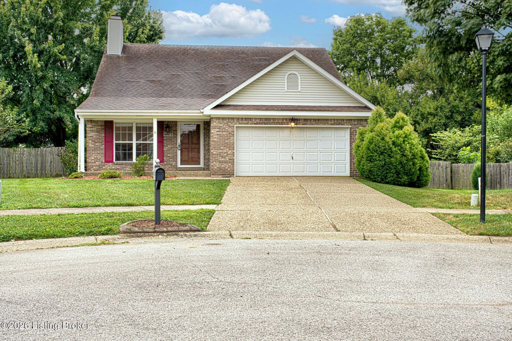 4823 Oak Pointe Dr, Louisville