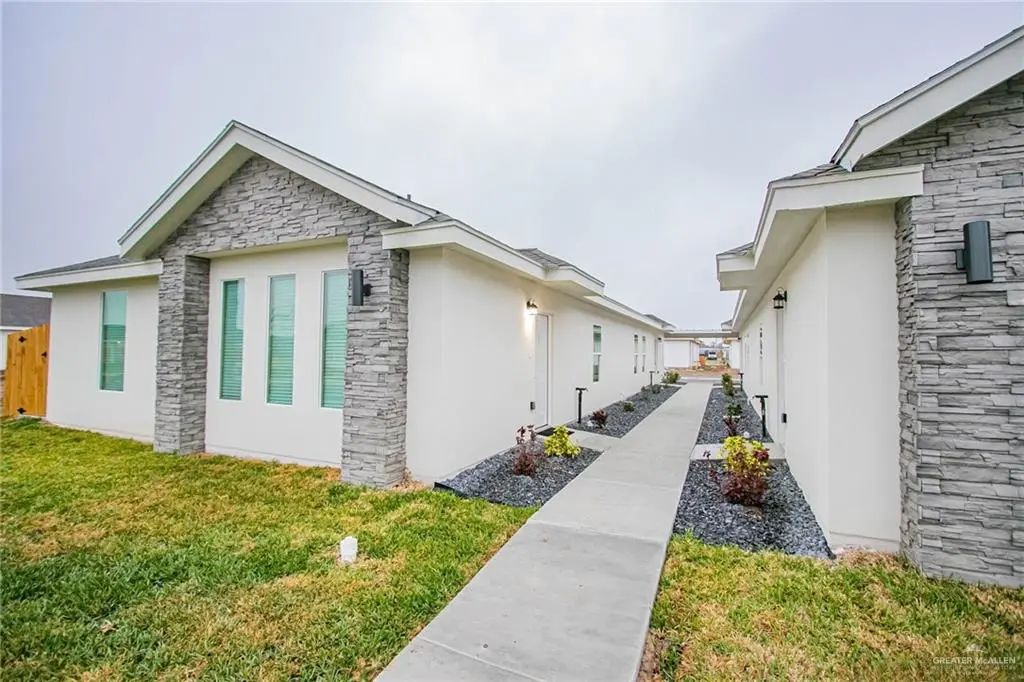 6902 N 56th Lane, Palmhurst