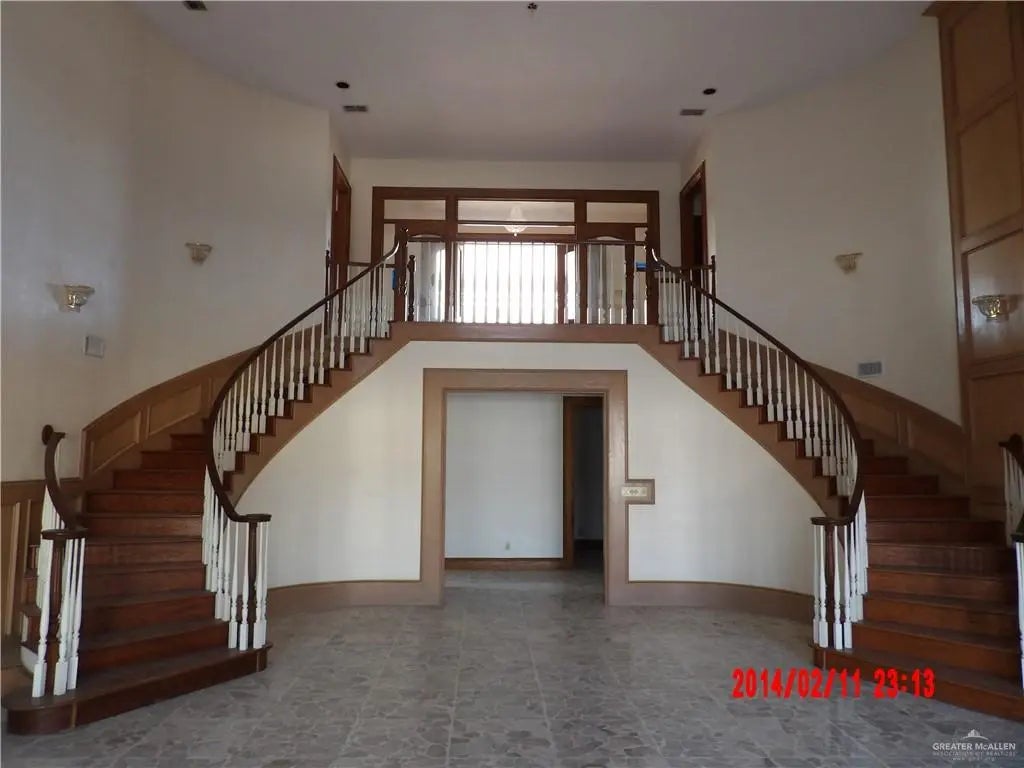 3324 N International Boulevard N, Mercedes