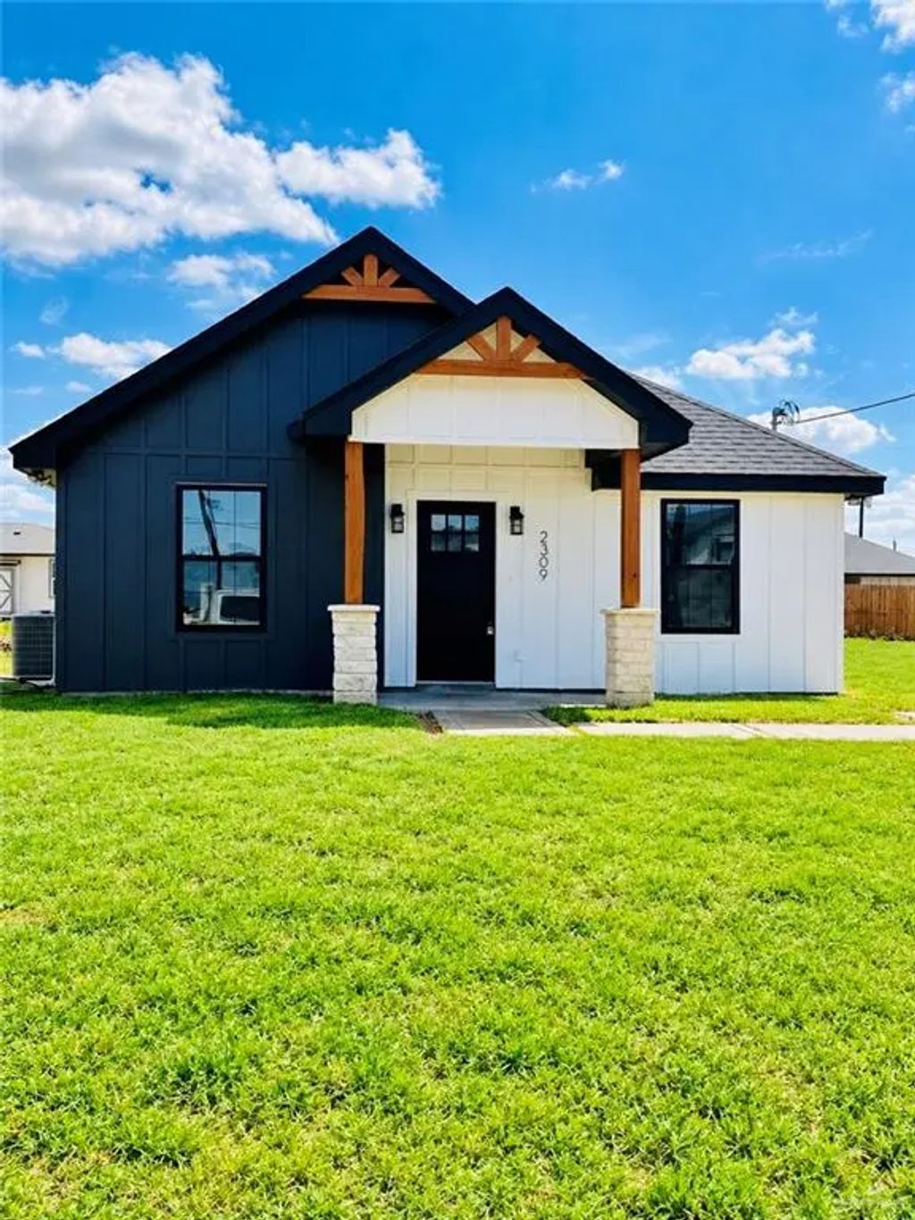 2309 Victoriano Street, Weslaco
