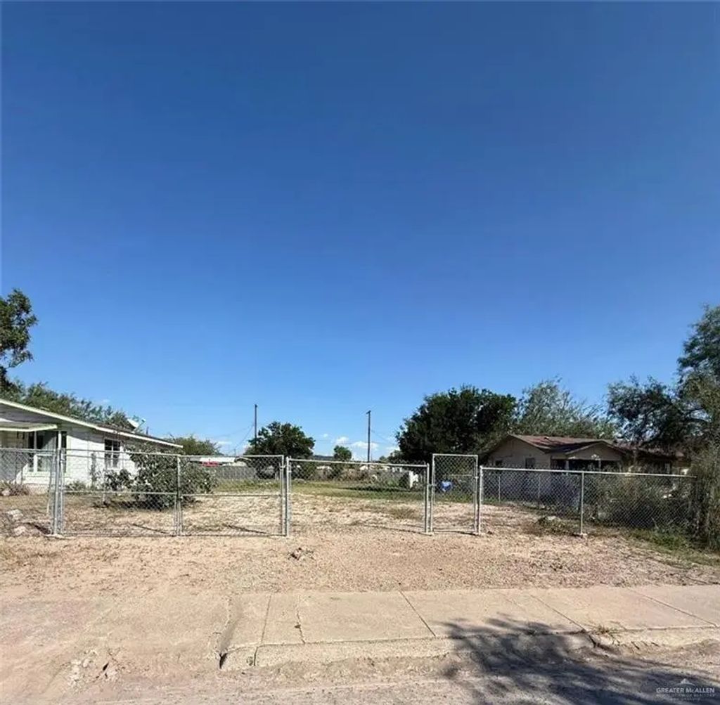 S Virginia Avenue, Mercedes