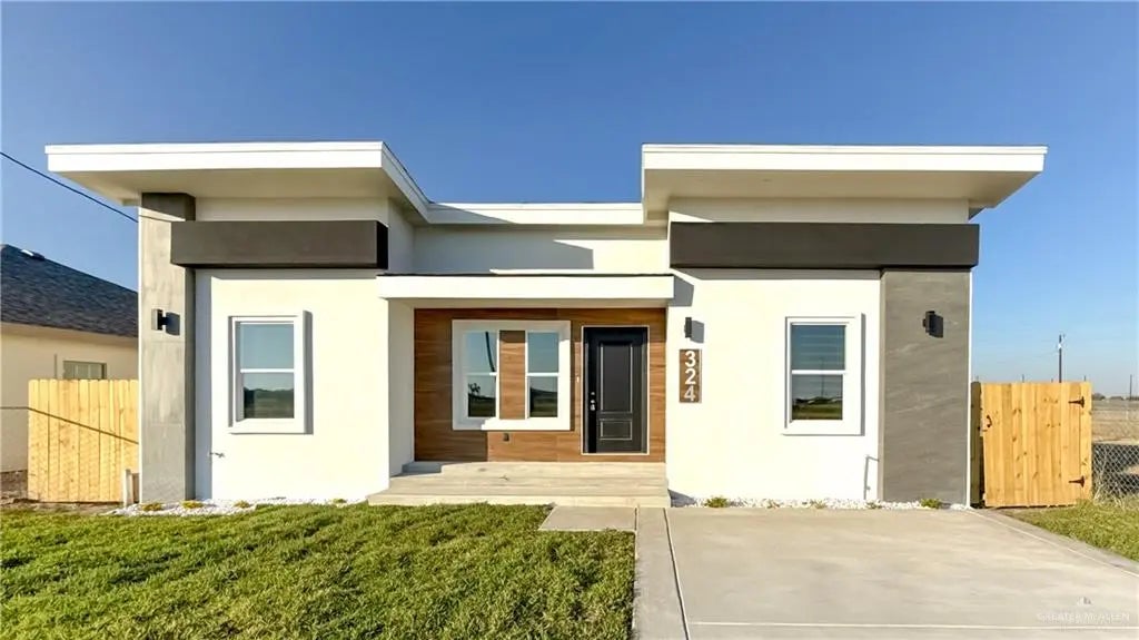 324 Coro Street, Donna