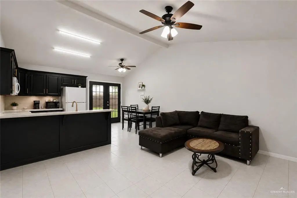 300 N Coyote Boulevard 1, La Joya