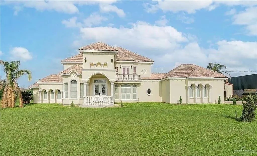 908-932 S Cesar Chavez Road S, Edinburg