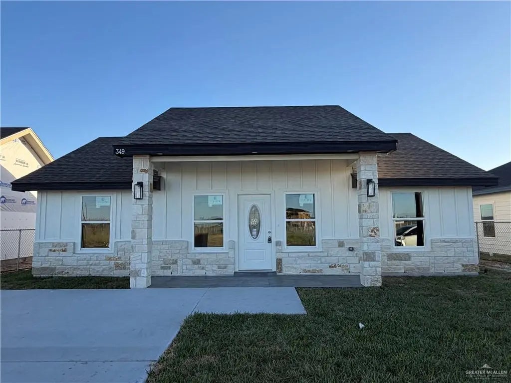 349 Barcelona Avenue, Donna