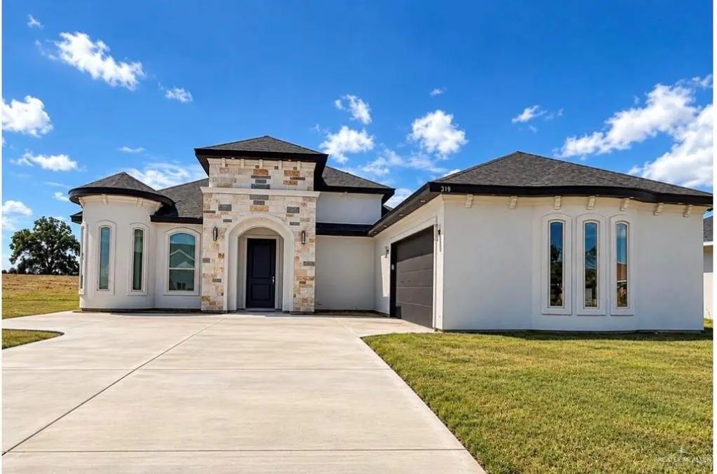 319 Brooks Circle, La Feria