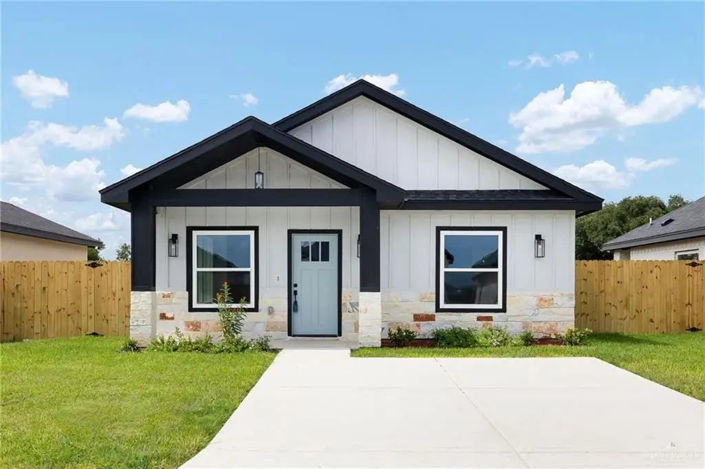 2004 Trinity Street, Donna