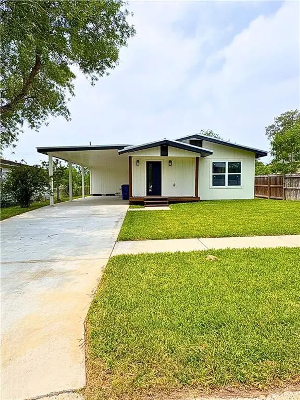 437 S Georgia Avenue, Mercedes