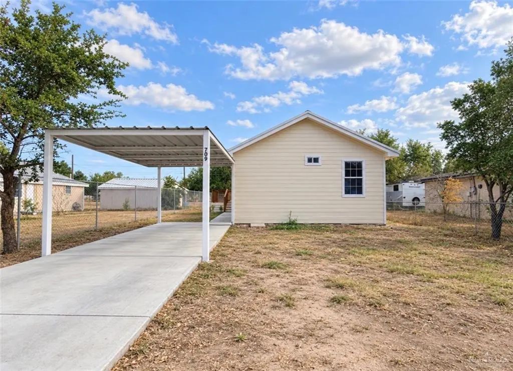 709 E De Soto Avenue, Alamo