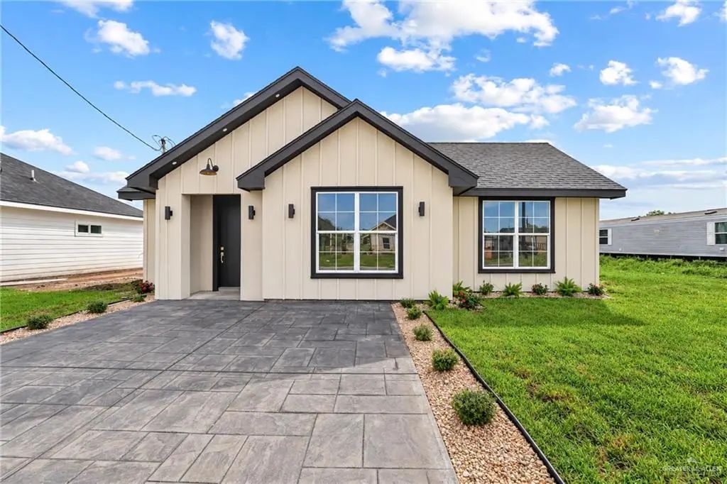 2303 Via Roma Lane, Weslaco
