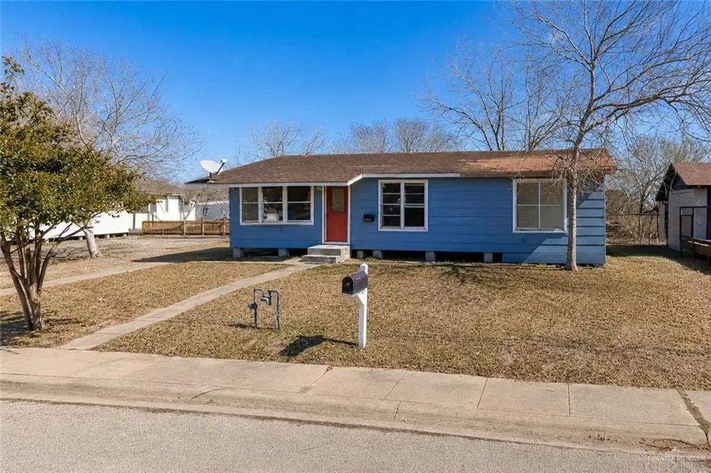 1001 Laredo Street, Sinton