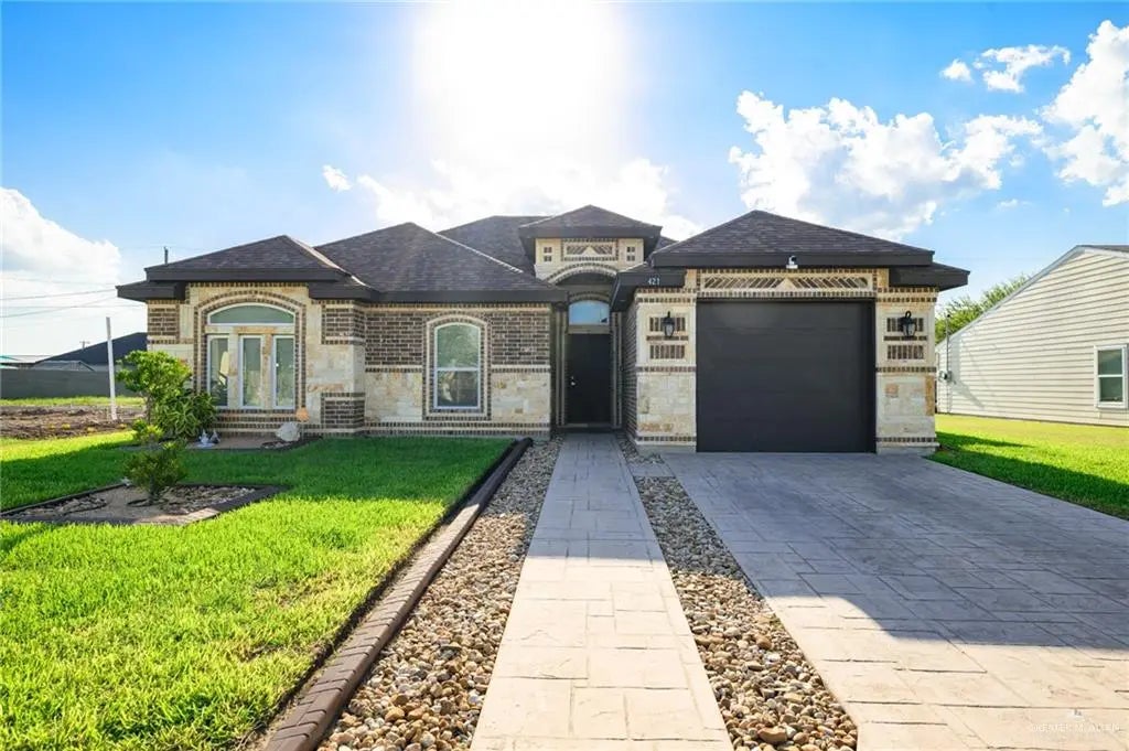 421 Dyanez Street, Mercedes