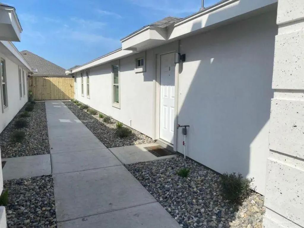 3901 Bella Costa Drive 3, Mercedes