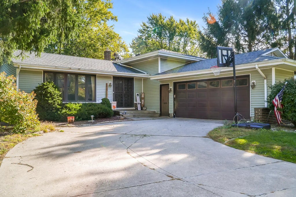 8435 Van Buren Court, Munster