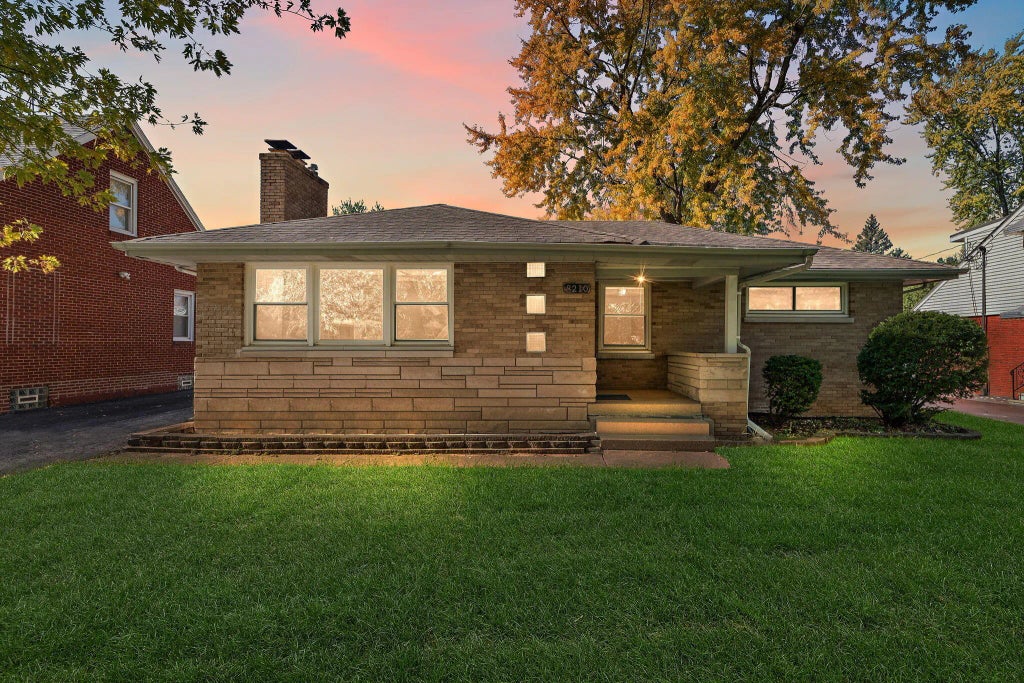 8210 Northcote Avenue, Munster