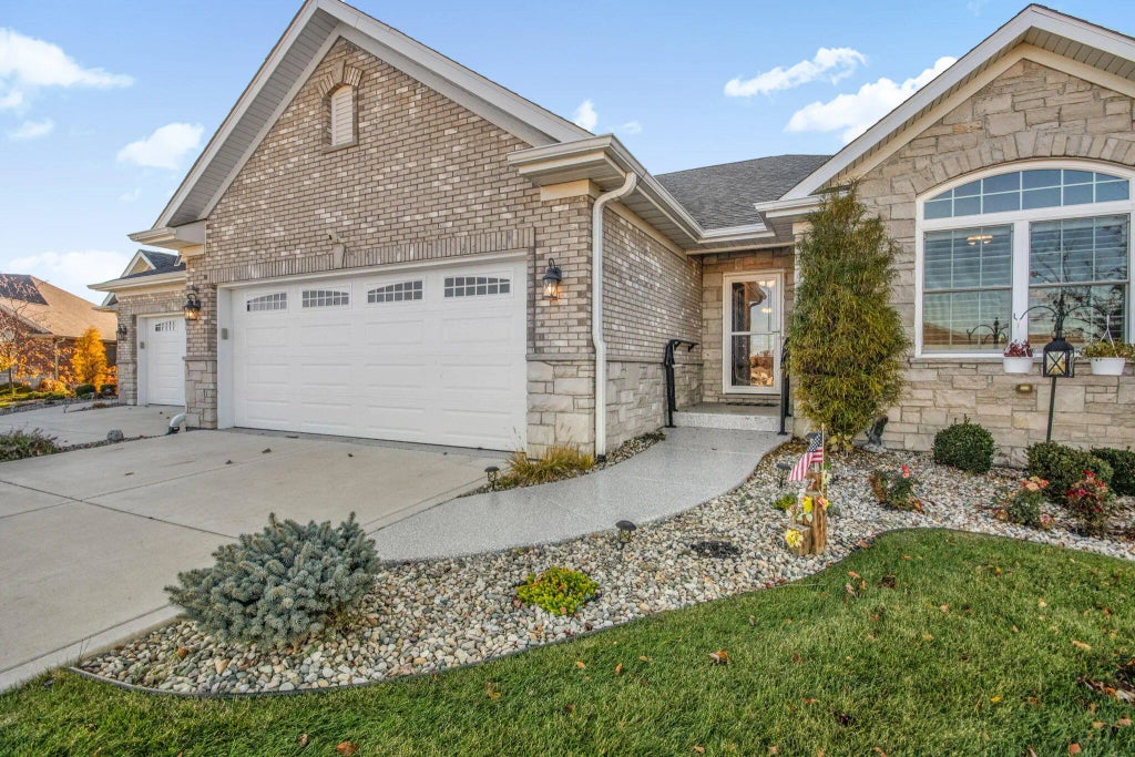 2331 Waterford Circle W, Schererville