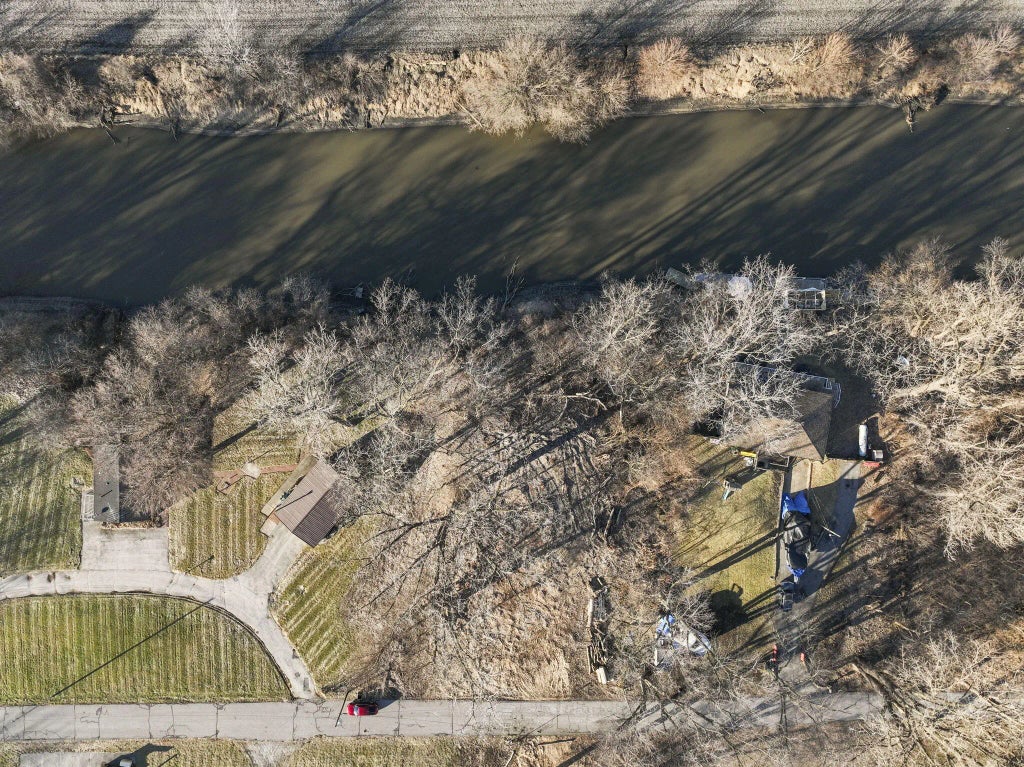 5462 Marine Drive, Portage