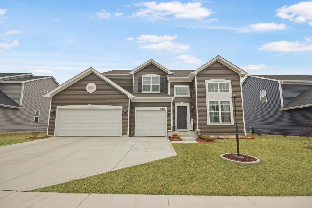 8528 Redmond Street, Lowell