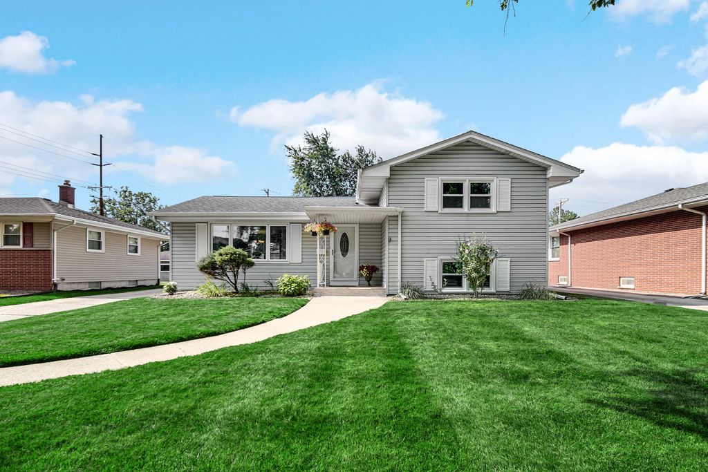250 Lawndale Drive, Munster