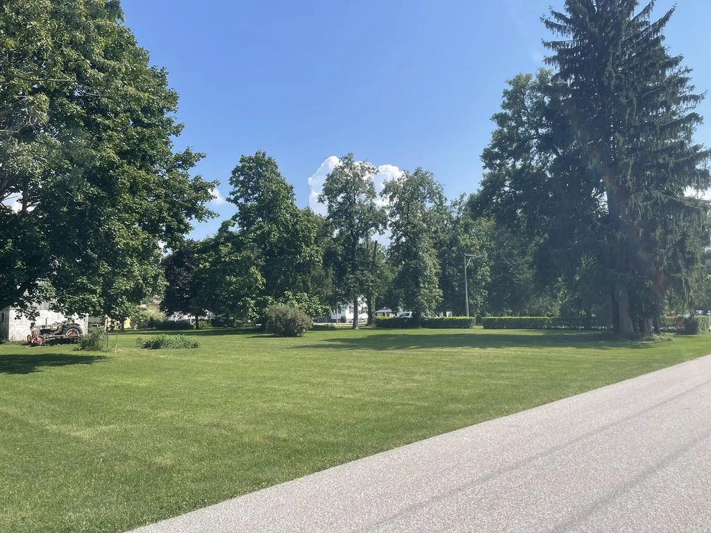 208 W Daumer Road, Kouts