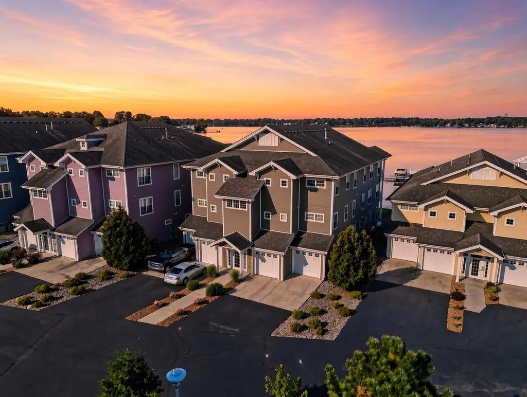 13234 E Lakeshore Drive K-202, Cedar Lake