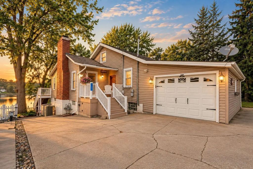 567 S Lakeview Drive, Lowell