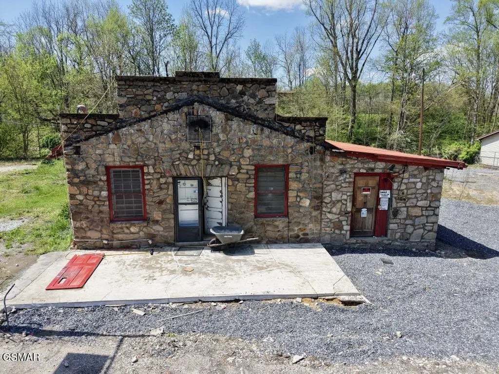 3925 Cosby Highway, Cosby