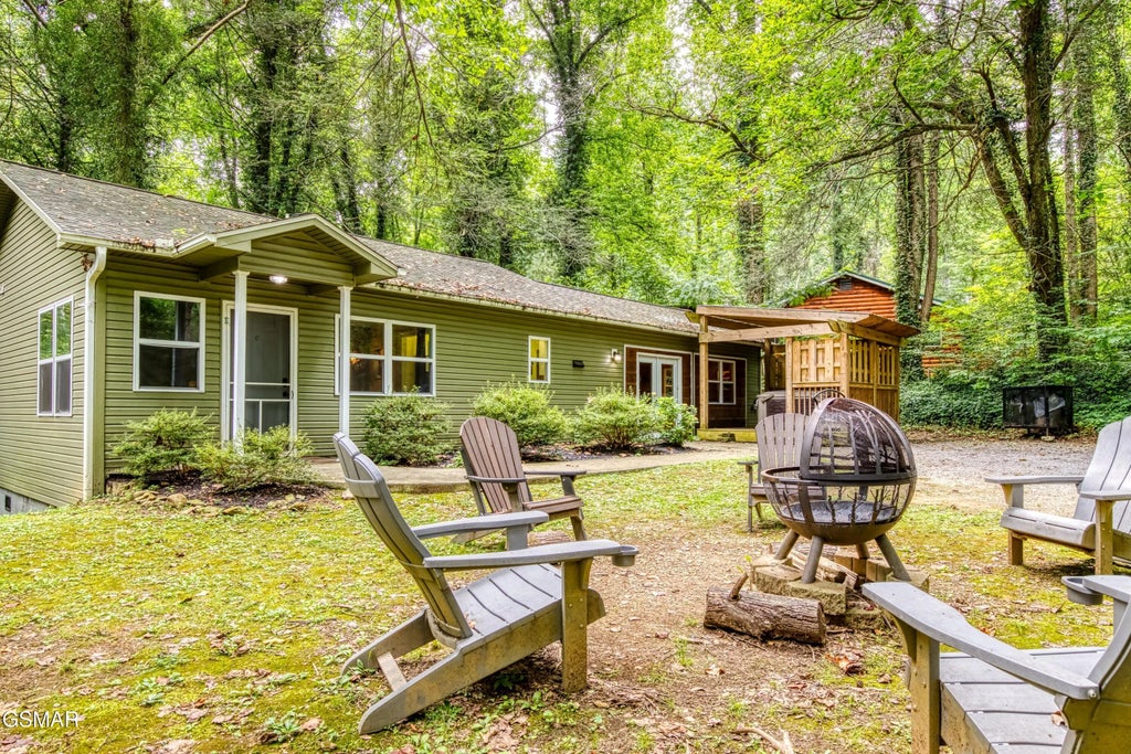 627 Red Bud Lane, Gatlinburg