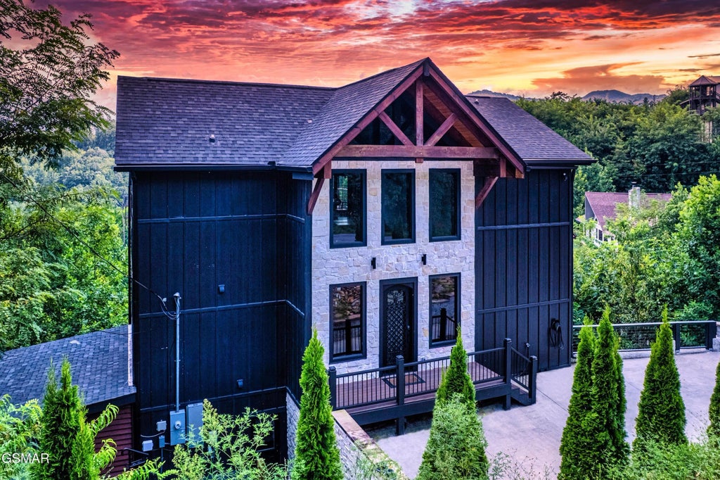 887 Sourwood Drive, Gatlinburg