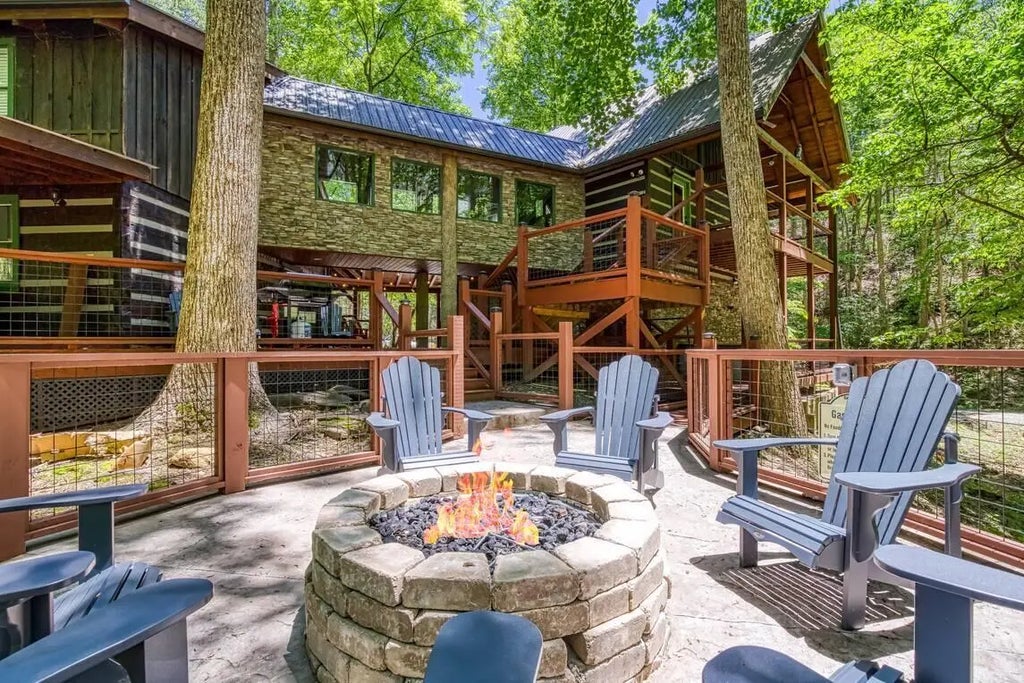 2440 Paradise Falls Way, Sevierville