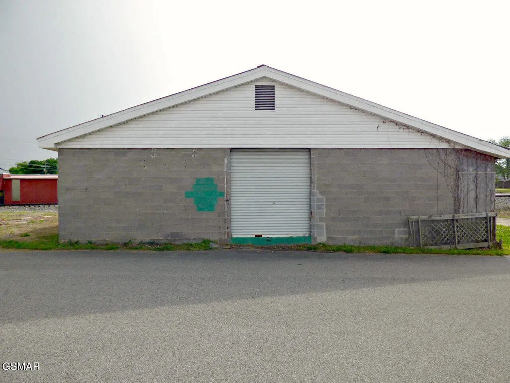 1707 Main Street, White Pine