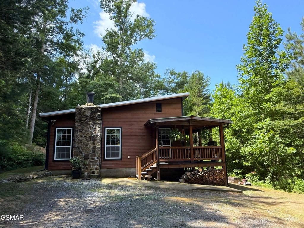 438 Country Square Road, Newport
