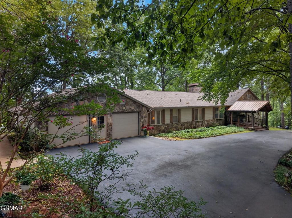 1290 Hickory Hills Road, Jefferson City