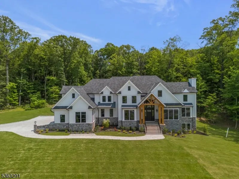 8 Cobblestone Ct, Warren Twp.