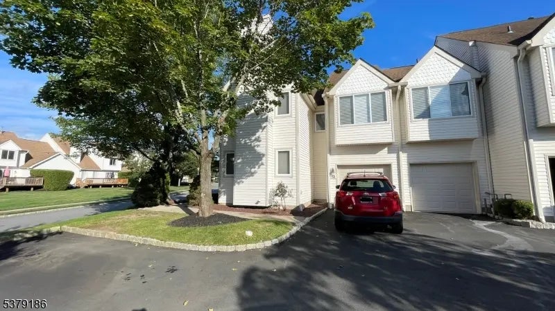 12 Independence Ct, Montville Twp.