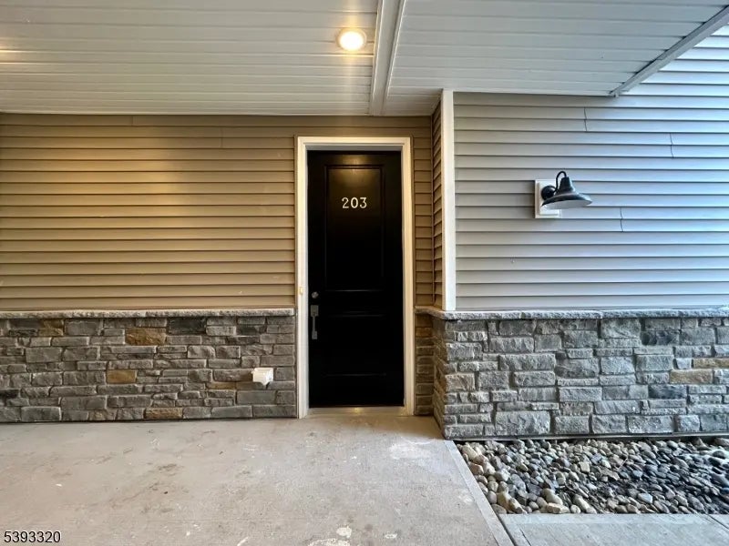 203 Honeysuckle Ln, Warren Twp.