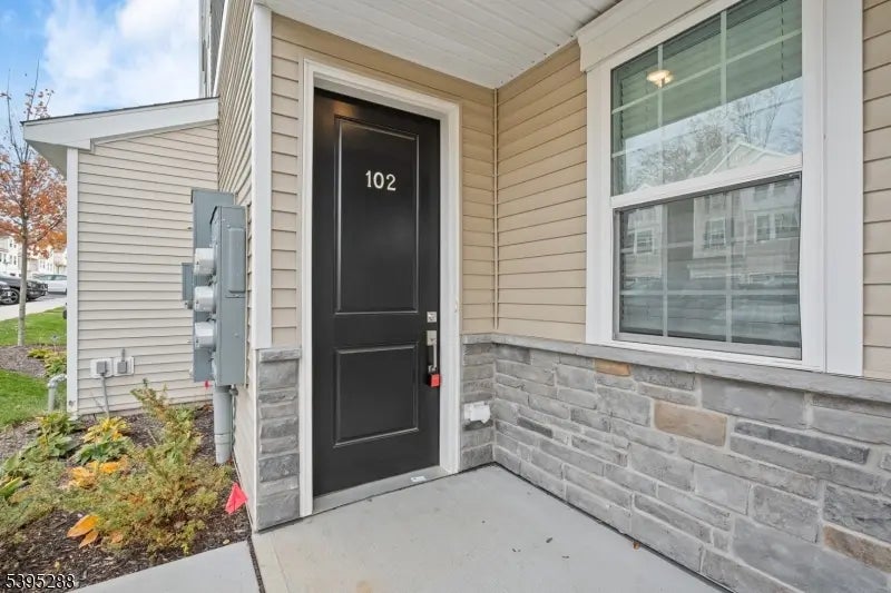 102 Iris Ct, Warren Twp.