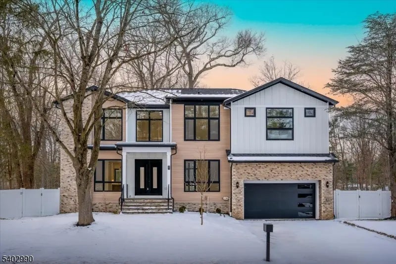 83 Falcon Rd, Livingston Twp.