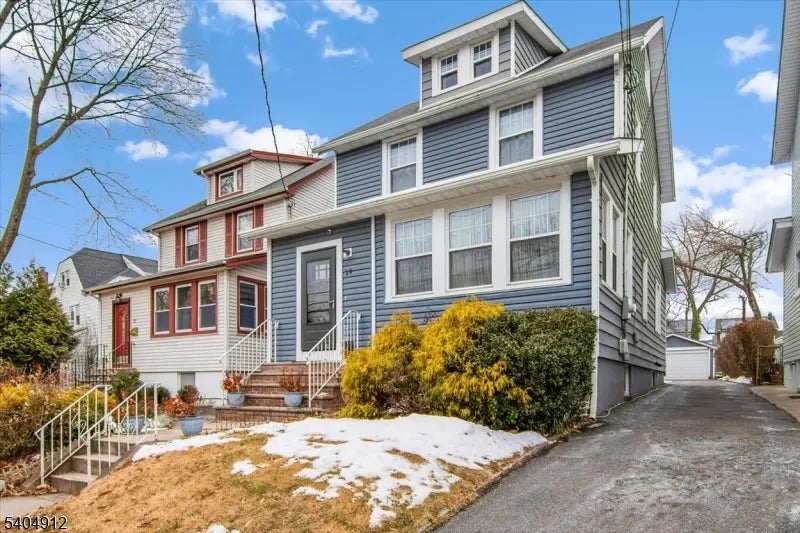 29 Van Ness Ter, Maplewood Twp.