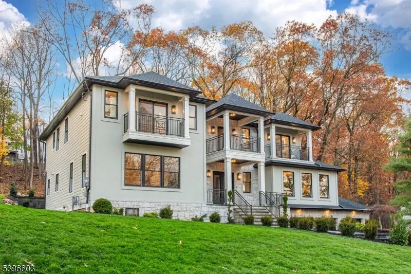 24 Cliffside Dr, Livingston Twp.