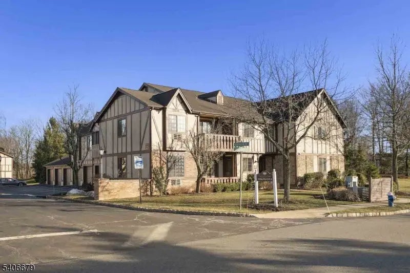 25d Canterbury Rd, Chatham Twp.