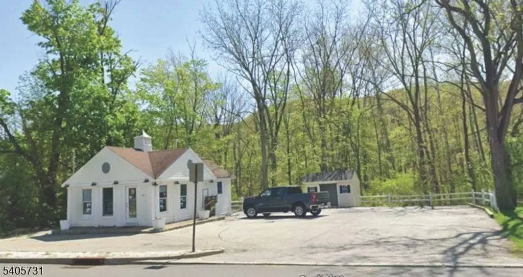 542 County Route 515, Vernon Twp.
