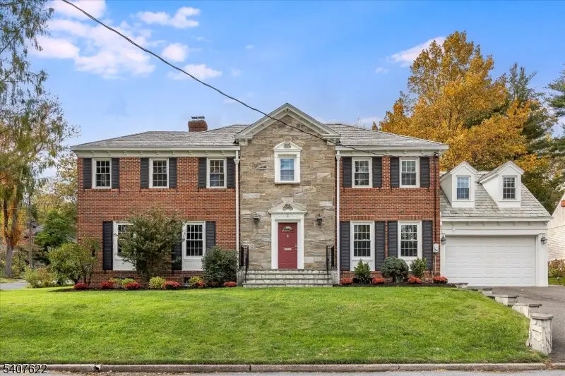 2 Hemlock Ct, Maplewood Twp.